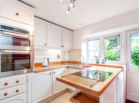 Cottage | Private kitchen | Dishwasher, cookware/dishes/utensils