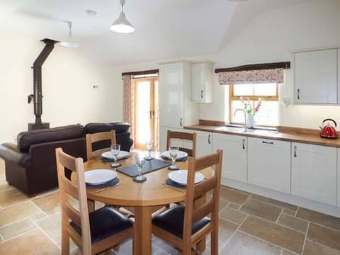Cottage | Private kitchen | Dishwasher, highchair, cookware/dishes/utensils