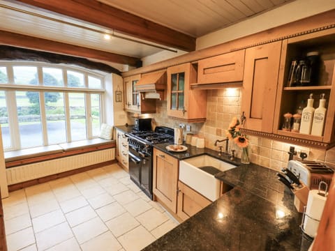 Cottage | Private kitchen | Fridge, microwave, oven, stovetop