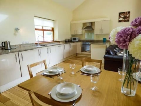 Cottage | Private kitchen | Fridge, microwave, stovetop, dishwasher