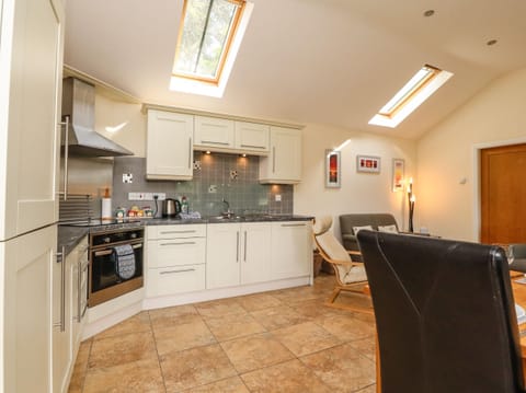 Cottage | Private kitchen | Fridge, dishwasher, toaster, highchair