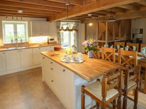Cottage | Private kitchen | Fridge, dishwasher, electric kettle, toaster