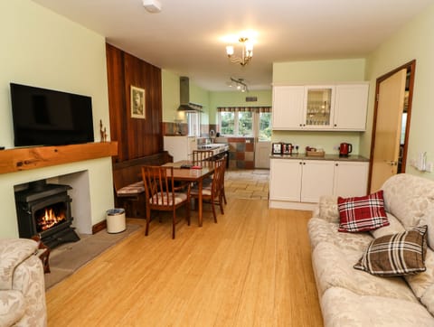 Cottage | Living room | Fireplace