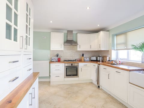 Cottage | Private kitchen | Dishwasher, highchair, cookware/dishes/utensils