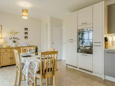 Cottage | Private kitchen | Microwave, stovetop, dishwasher, highchair