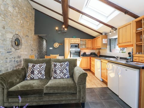 Cottage | Private kitchen | Fridge, microwave, stovetop, dishwasher