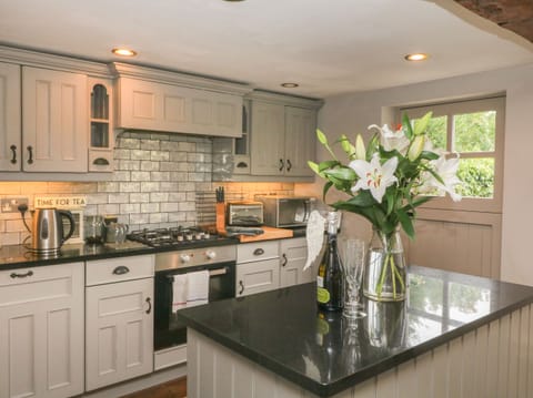 Cottage | Private kitchen | Dishwasher, cookware/dishes/utensils