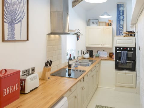 Cottage | Private kitchen | Fridge, microwave, stovetop, dishwasher