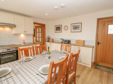 Cottage | Private kitchen | Fridge, dishwasher, cookware/dishes/utensils