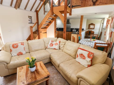 Cottage | Living room | TV, fireplace, DVD player