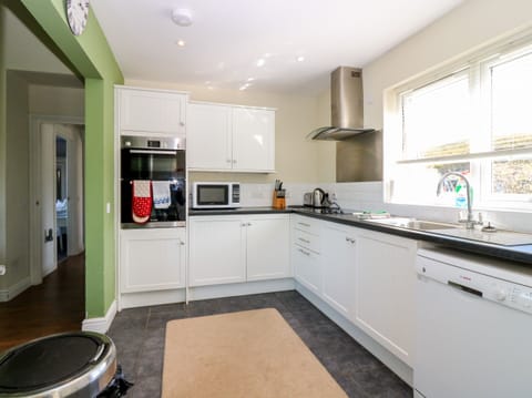 Cottage | Private kitchen | Dishwasher, highchair, cookware/dishes/utensils