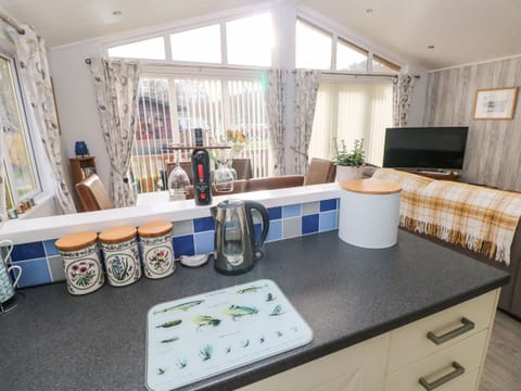 Cottage | Private kitchen | Microwave, stovetop, dishwasher, highchair