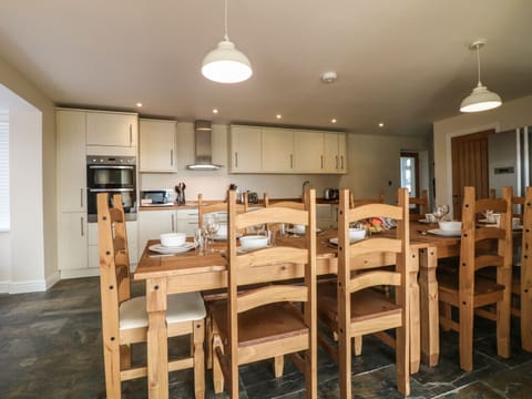 Cottage | Private kitchen | Fridge, dishwasher, highchair, cookware/dishes/utensils