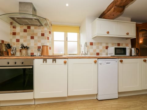 Cottage | Private kitchen | Fridge, microwave, stovetop, dishwasher