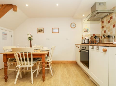 Cottage | Private kitchen | Fridge, microwave, stovetop, dishwasher