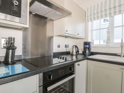 Cottage | Private kitchen | Dishwasher, highchair, cookware/dishes/utensils