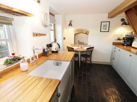 Cottage | Private kitchen | Fridge, microwave, stovetop, dishwasher