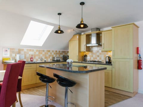 Cottage | Private kitchen | Fridge, dishwasher, electric kettle, toaster