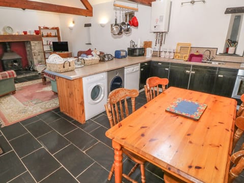 Cottage | Private kitchen | Dishwasher, cookware/dishes/utensils