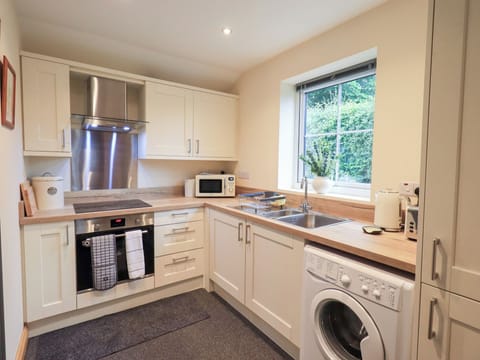 Cottage | Private kitchen | Electric kettle, toaster, highchair, cookware/dishes/utensils
