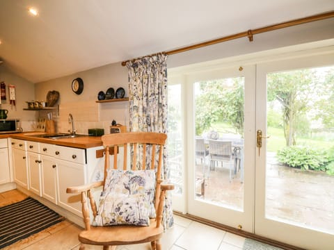 Cottage | Private kitchen | Dishwasher, electric kettle, toaster, highchair