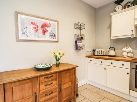Cottage | Private kitchen | Dishwasher, electric kettle, toaster, highchair