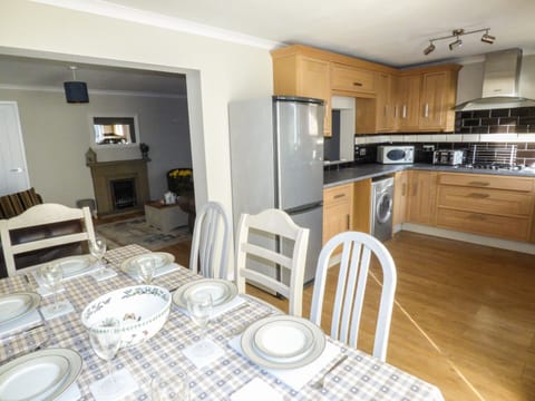 Cottage | Private kitchen | Microwave, stovetop, dishwasher, highchair
