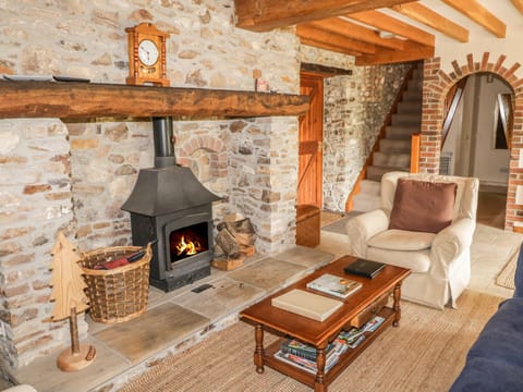 Cottage | Living area | Fireplace, DVD player