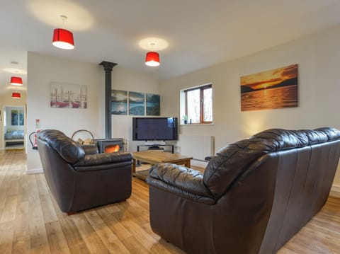 Cottage | Living area | Fireplace, DVD player