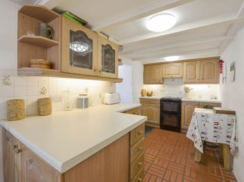 Cottage | Private kitchen | Microwave, stovetop, dishwasher, highchair