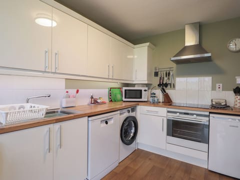 Cottage | Private kitchen | Stovetop, dishwasher, highchair, cookware/dishes/utensils