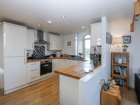 Cottage | Private kitchen | Stovetop, dishwasher, highchair, cookware/dishes/utensils