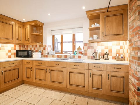 Cottage | Private kitchen | Dishwasher, electric kettle, toaster, highchair