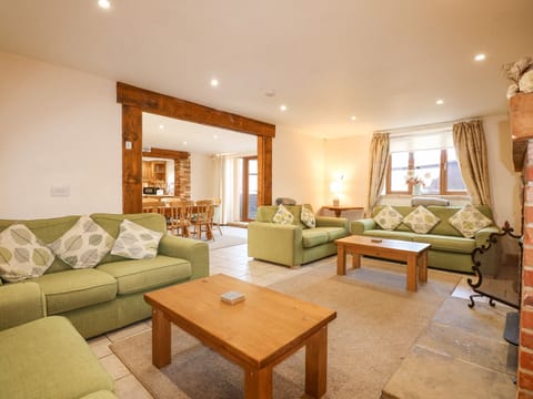 Cottage | Living area | Fireplace, DVD player