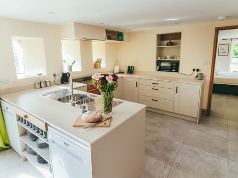 Cottage | Private kitchen | Fridge, microwave, stovetop, dishwasher