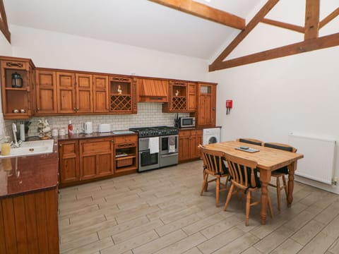 Cottage | Private kitchen | Dishwasher, highchair, cookware/dishes/utensils