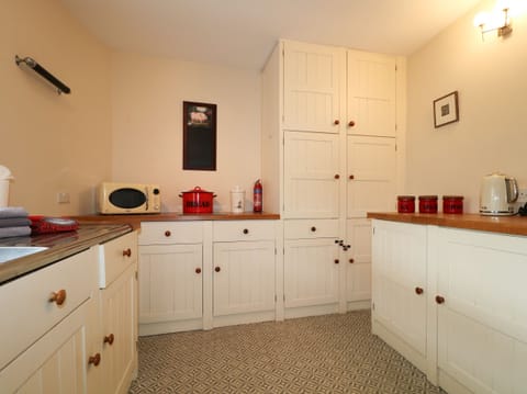Cottage | Private kitchen | Fridge, dishwasher, highchair, cookware/dishes/utensils