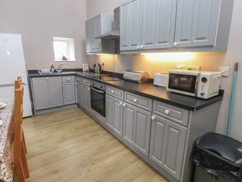 Cottage | Private kitchen | Microwave, stovetop, dishwasher, highchair