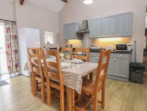 Cottage | Private kitchen | Microwave, stovetop, dishwasher, highchair