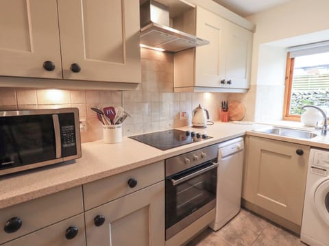 Cottage | Private kitchen | Fridge, dishwasher, electric kettle, toaster