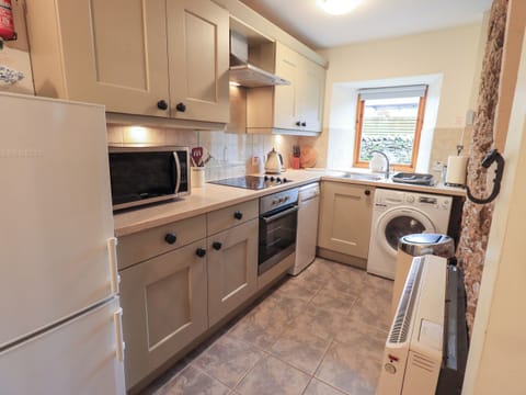 Cottage | Private kitchen | Fridge, dishwasher, electric kettle, toaster