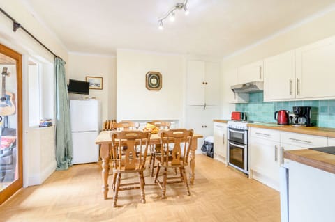 Cottage | Private kitchen | Fridge, dishwasher, highchair, cookware/dishes/utensils