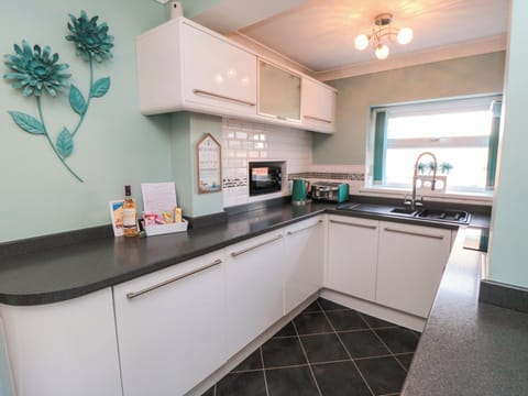 Cottage | Private kitchen | Cookware/dishes/utensils