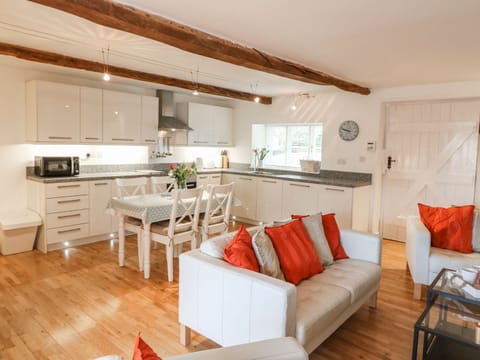 Cottage | Living room | TV, fireplace, DVD player