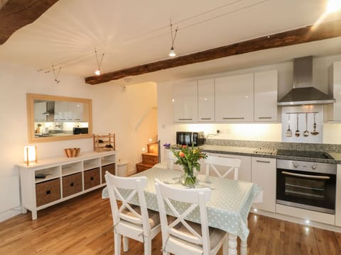 Cottage | Private kitchen | Fridge, microwave, stovetop, dishwasher