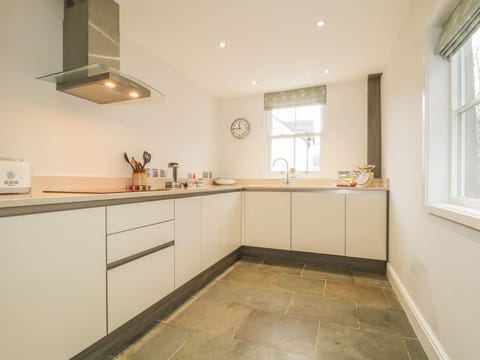 Cottage | Private kitchen | Dishwasher, cookware/dishes/utensils