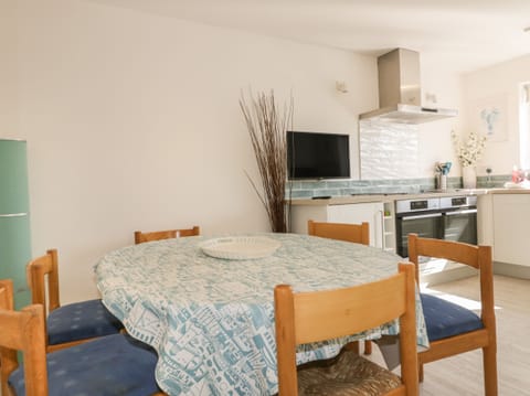 Cottage | Private kitchen | Fridge, dishwasher, cookware/dishes/utensils