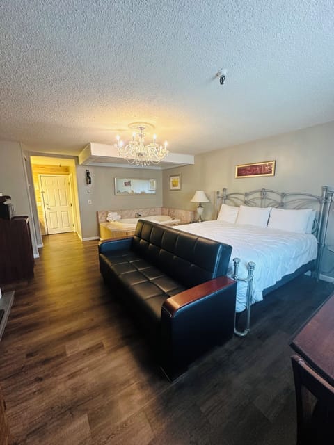 Luxury Studio Suite, 1 King Bed, Non Smoking, Pets Not Allowed | Individually furnished, iron/ironing board, free WiFi, bed sheets