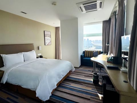 Standard Room, 1 Double Bed | Premium bedding, minibar, in-room safe, desk