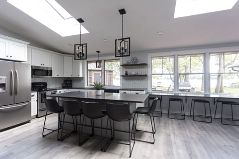Counter top & breakfast bar make for great additional seating & buffet searving
